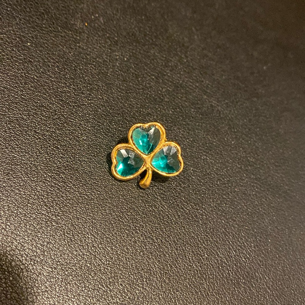 Vintage three leaf gold-tone pin